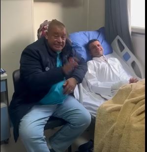 ناصر البرنس مع شقيقه في المستشفى